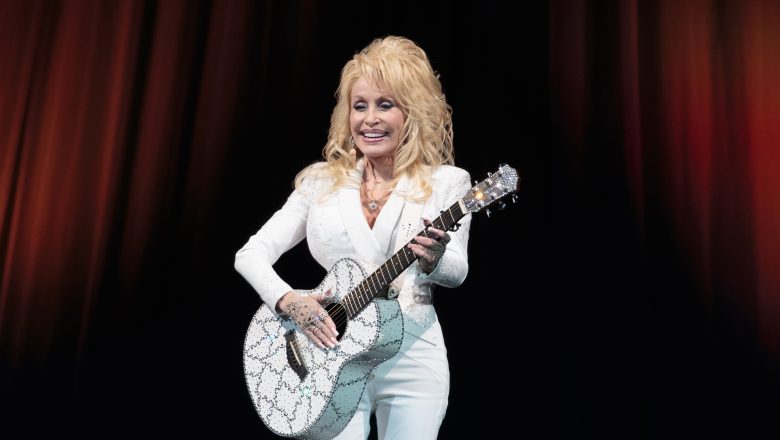 Ibintu 7 mukwiye kumenya ku muhanzikazi Dolly Parton